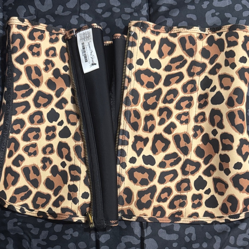 Leopard Print Waist Trainer size XL 
Only worn  twice.